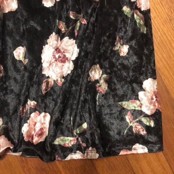 🌸IVY & MAIN VELVET FLORAL MINI🌸 - Picture 4 of 8
